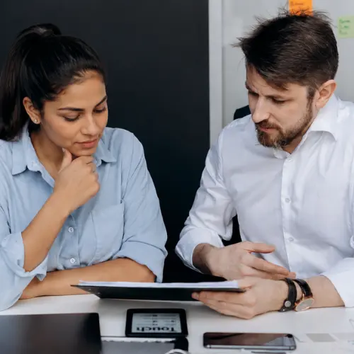Equipo de trabajo colaborando en la adopción de nuevas tecnologías durante un proceso de transformación digital.