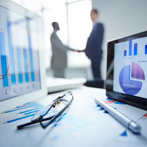 Reunión de estrategia para consultoría en marketing especializado en TI de Dominio Consultores.