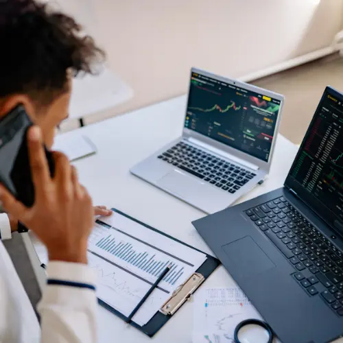 Consultor liderando un proceso de gestión del cambio digital para impulsar la transformación organizacional.